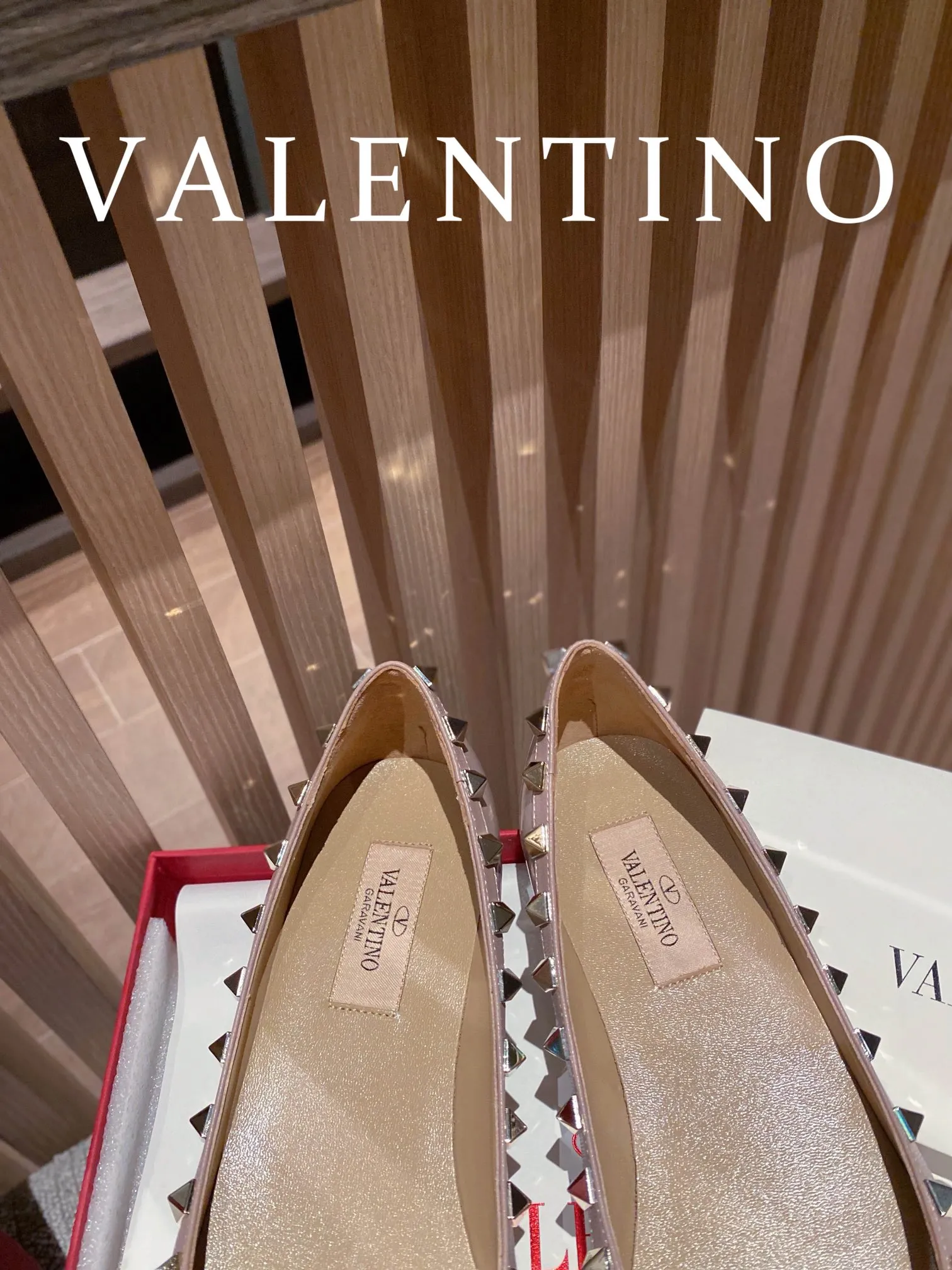 👟👟Ex-factory price 520👟👟 Women's shoes, women's clothing 𝙑𝙖𝙡𝙚𝙣𝙩𝙞𝙣𝙤/Valentino𝙑𝙏 🎁Latest colors😍ʚ😊ɞ has been an Italian national treasure brand since the 1960s. Timeless and deeply rooted in people's hearts❤ Never out of date. One of the must-have items 〰 ɪɴѓᴏʀᴍᴀᴛɪᴏɴ 〰♡ There are many colors for you to choose from💝Original molded electric rivets (non-oxidized) High-end customized imported cowhide➠Mirror patent leather❗️Details in place🆚Exclusive color card💯Comfortable sheepskin lining✅Imported Italian leather outsole🇮🇹 Code number: 35-39 (34.40.41.42) additionally customized♡♡